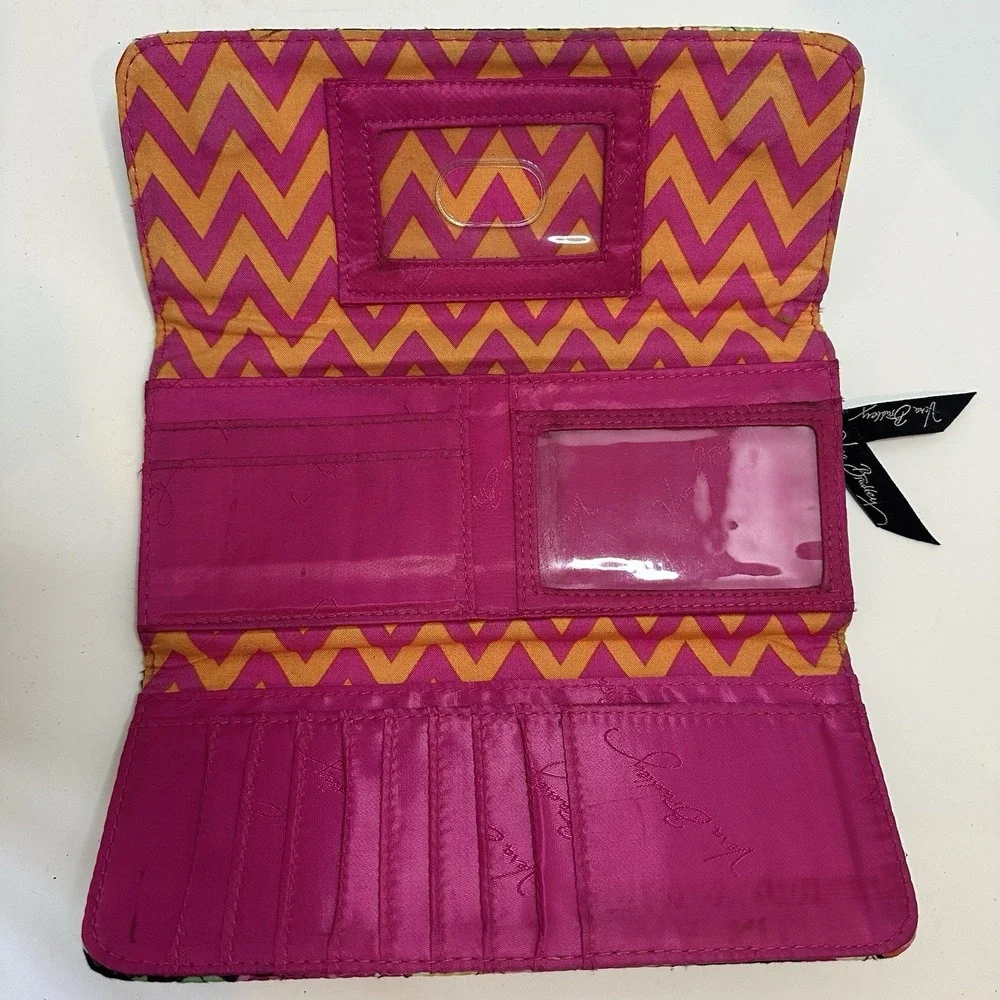 Vera Bradley trifold Wallet In Petal Paisley‎ Magnetic